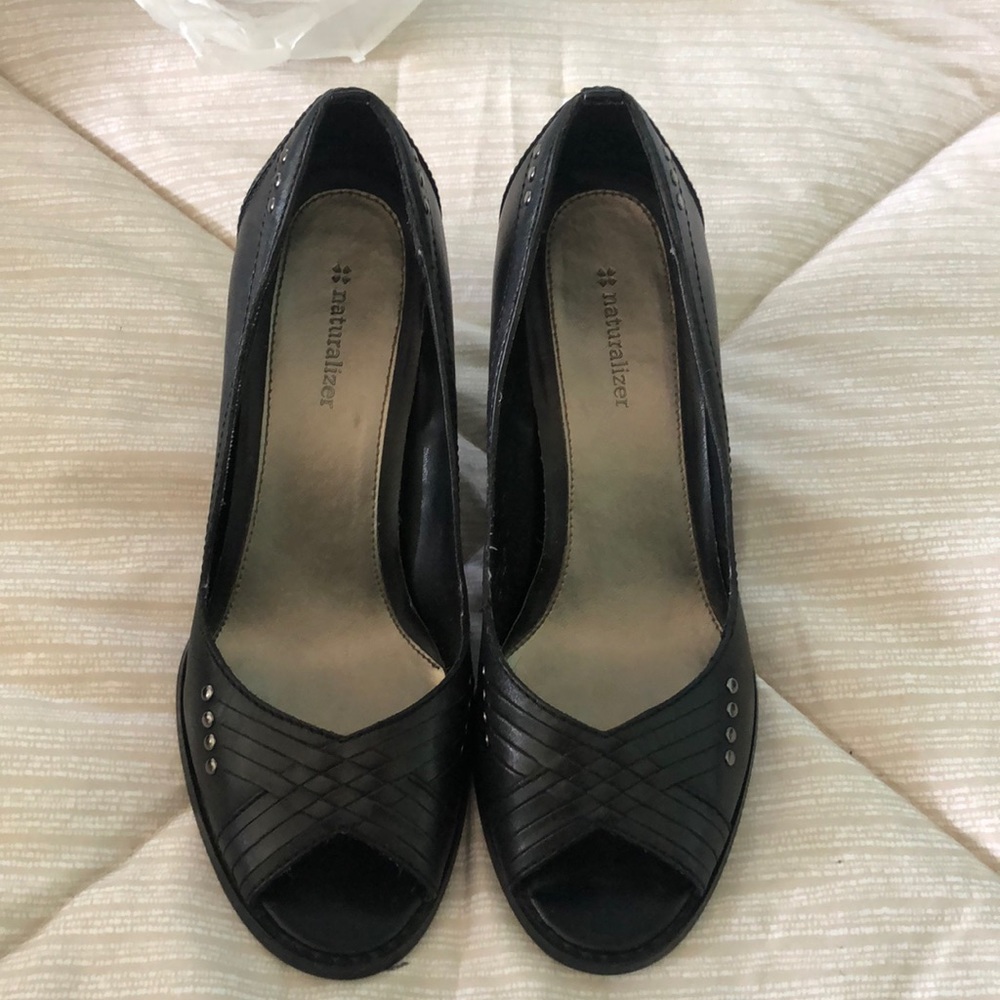 Naturalizer black leather shoes, size 6